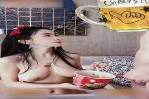 用尿液泡方便面而后再来一杯尿液啤酒！极品小骚货整出花活还吃的很享受！  背景图片