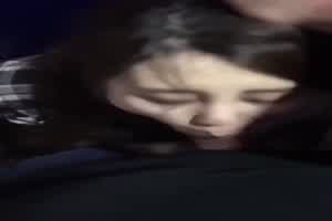 灌醉KTV陪唱小姐姐，拉到厕所给我口完喝尿  背景图片