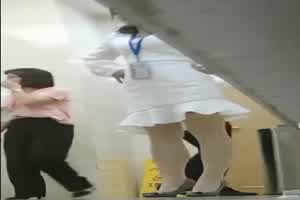 热门吃瓜，大神潜伏一家上市公司厕所  背景图片