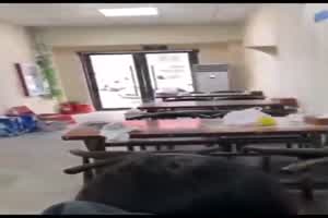 帮姑姑顾店趁店里没人让男友肉棒后入，淫叫声响彻店里，真刺激！  背景图片