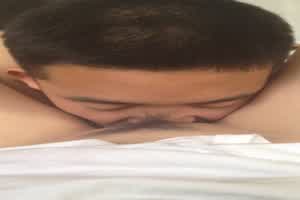 小伙子喜欢舔逼  背景图片