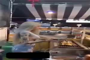 南宁 碳烤店老板娘原来是个情色主播 与女网友性爱视频外流  背景图片