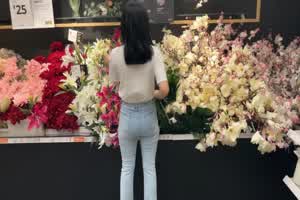 花店偶遇牛仔裤女神，带到酒店没想到这么主动，紧身牛仔裤完美显现极品身材，玲珑身段草不够  背景图片