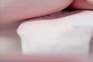 把叔叔的女儿给操了，换上洛丽塔摁在桌子上淫荡呻吟，害怕怀孕 - 副本  背景图片