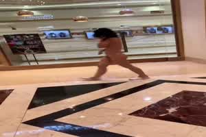 妹子全裸逛商场全程毫不另色圆圆的屁股  背景图片