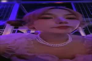 春丽美女大胆直播户外厕所露出好身材还在公园直播自慰 太狂拉  背景图片