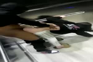 门事件 电梯中急不可耐  背景图片