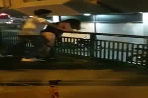 某社交BBS网友爆料青年男女在人来人往大街上啪啪啪  背景图片