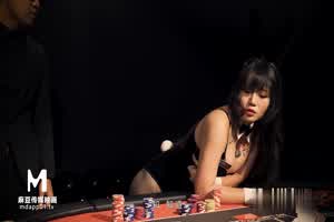 麻豆 美女荷官被暴力调教  背景图片