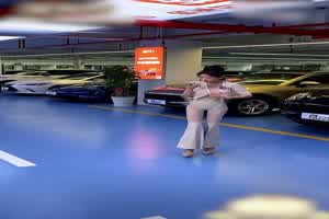 抖音直播卖车卷出了天际 二手车商找美女主播擦边直播 饱满骚逼轮廓清晰可见  背景图片