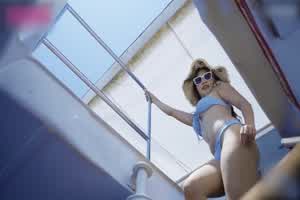 皇家华人 SEX游艇派对 在男友面前勾引船长的淫乱  背景图片