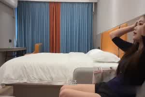 今天约了个19岁的小美女，笑容甜美皮肤白嫩光滑，身体敏感一会就出水了，干到后面套子拿了无套内射  背景图片