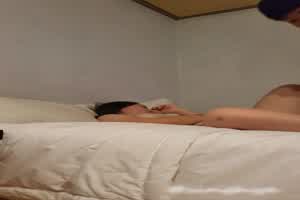 19岁超嫩的学生妹，看不出来这么骚，人工白虎  背景图片