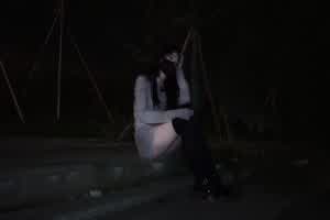 极致女神醉酒大学生，演绎被出租车捡尸的完美佳作  背景图片