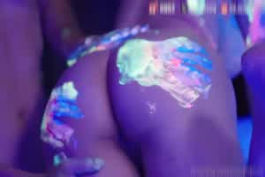 OnlyFans 人气巨乳御姐【苏畅】最新作品-全身涂满萤光颜料，在黑光灯下做爱，视觉超冲击！  背景图片