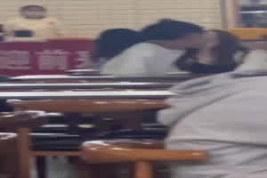 万人瞩目的学校食堂一对情侣在大肆秀恩爱  背景图片