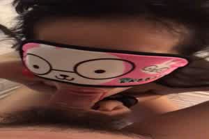 巨乳少妇女儿第一次给我口  背景图片