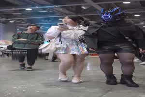 偷拍COS展场白色底裤子  背景图片