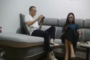 B哥探花秀高颜值性感黑裙妹子，穿上黑丝舔菊后入抽插  背景图片