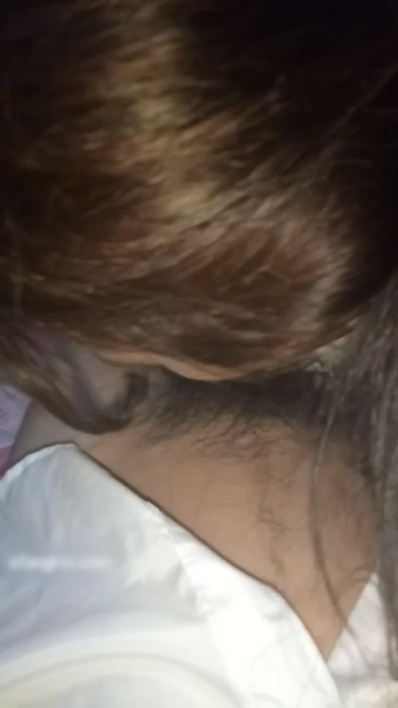  【小编推荐】门事件 山东某大学文静眼镜女大生与男友校外同居日常性爱自拍，单纯女生被调教成反差母狗 的剧照1