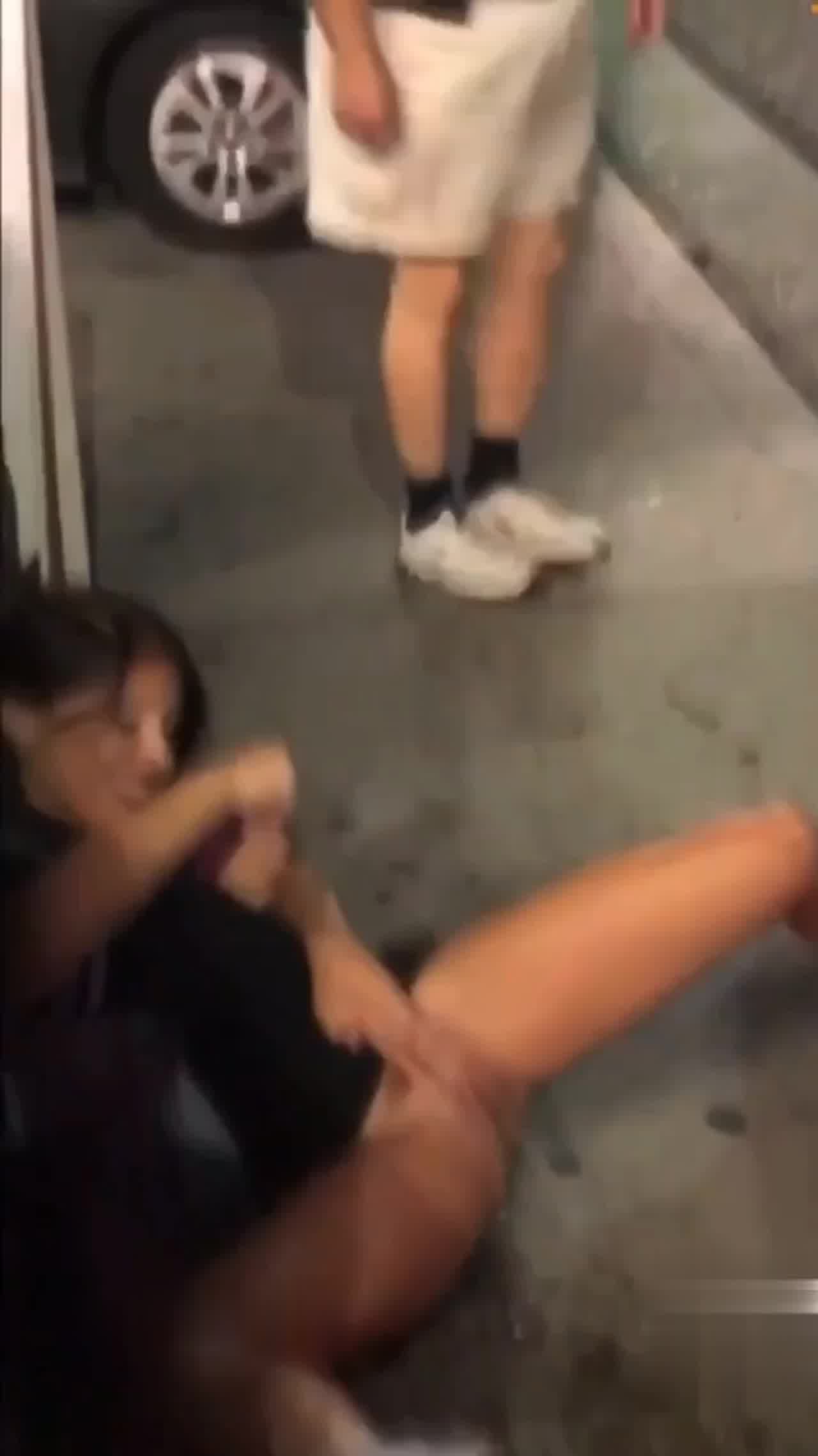  俩外国妞闹市街头撒尿自拍 的剧照2