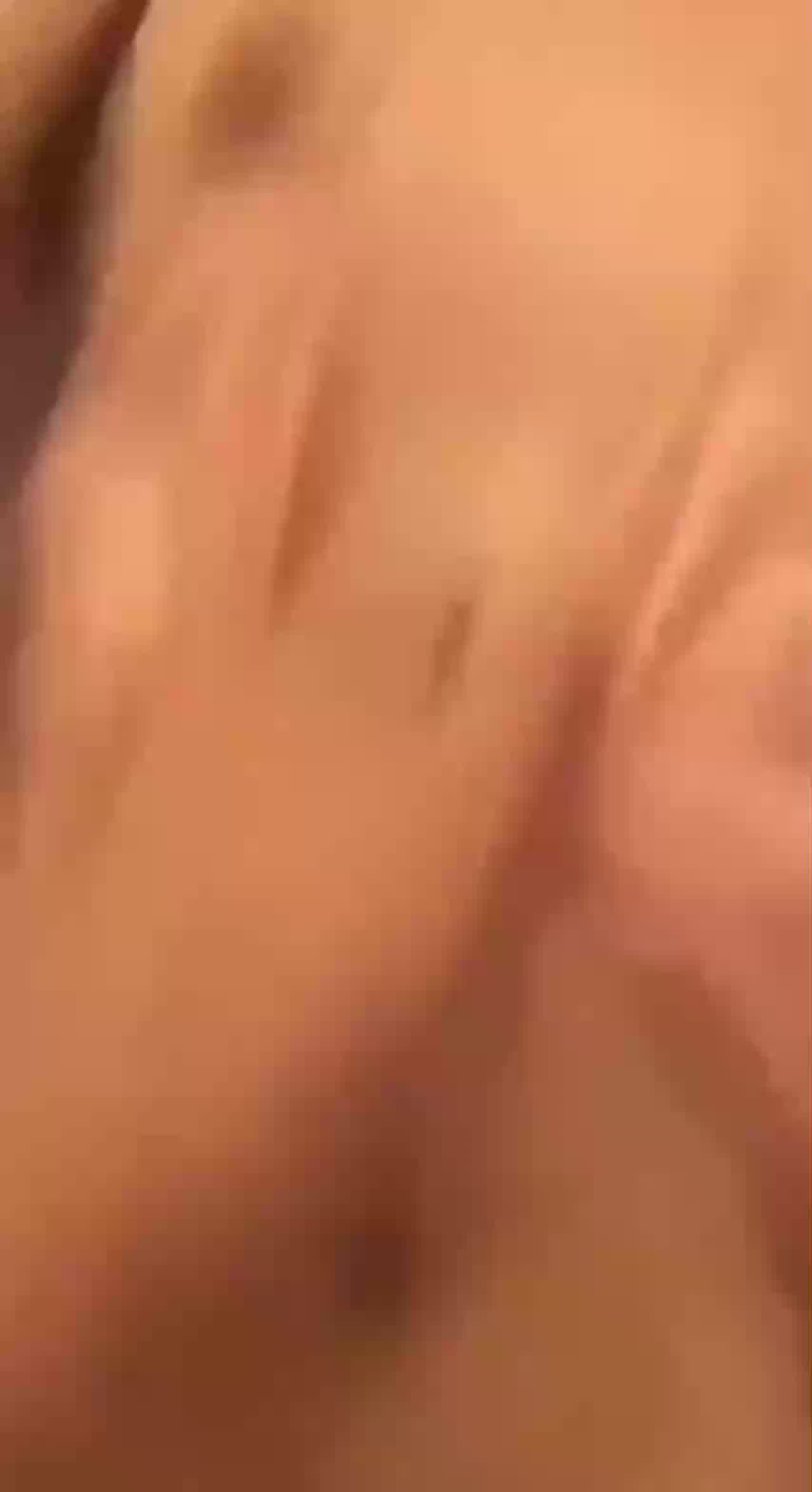  大四学姐在开学第一天先下手为强，主动掰开骚穴让学弟享受 的剧照10