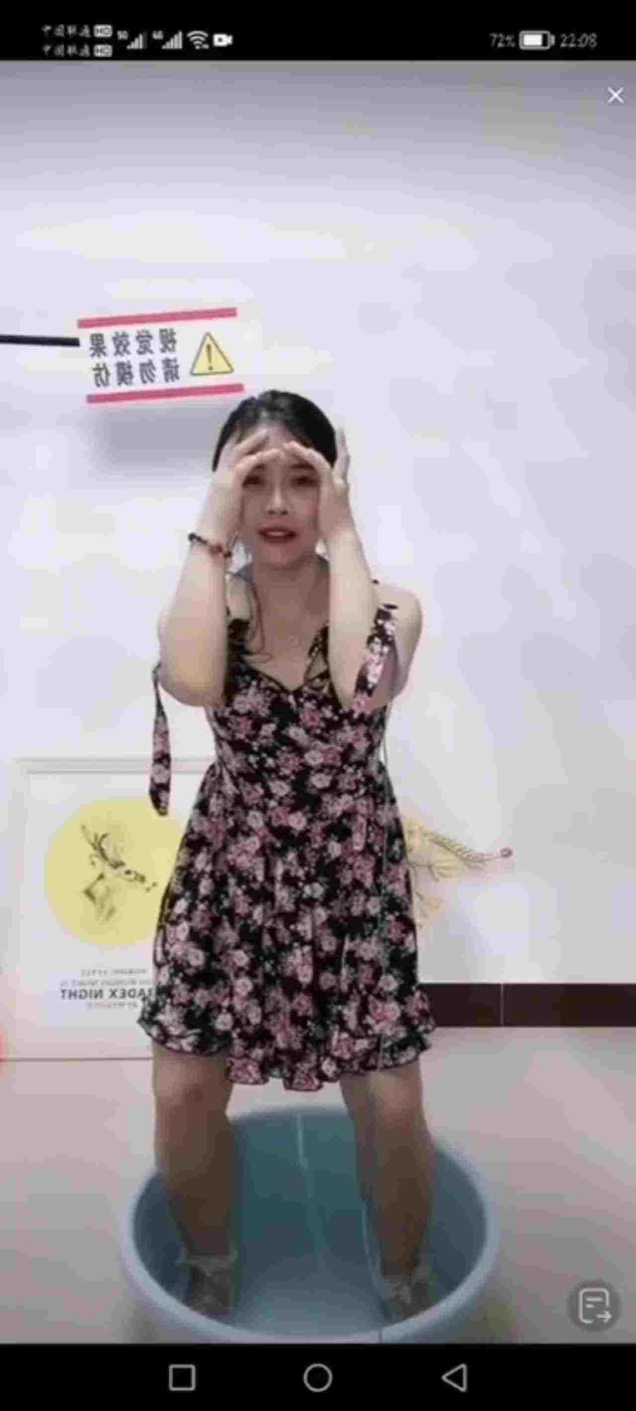  抖音快手走光系列-少妇放尿 的剧照1