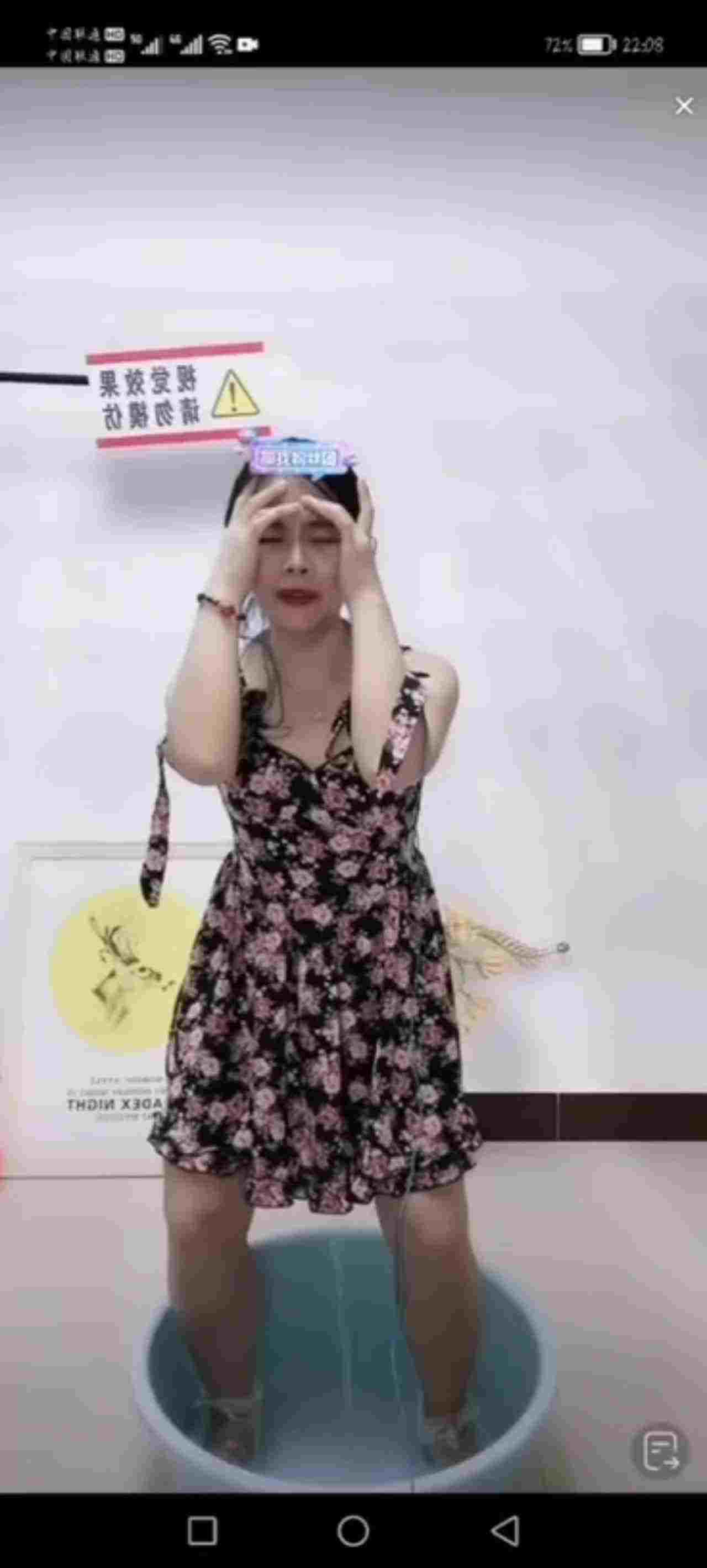  抖音快手走光系列-少妇放尿 的剧照10