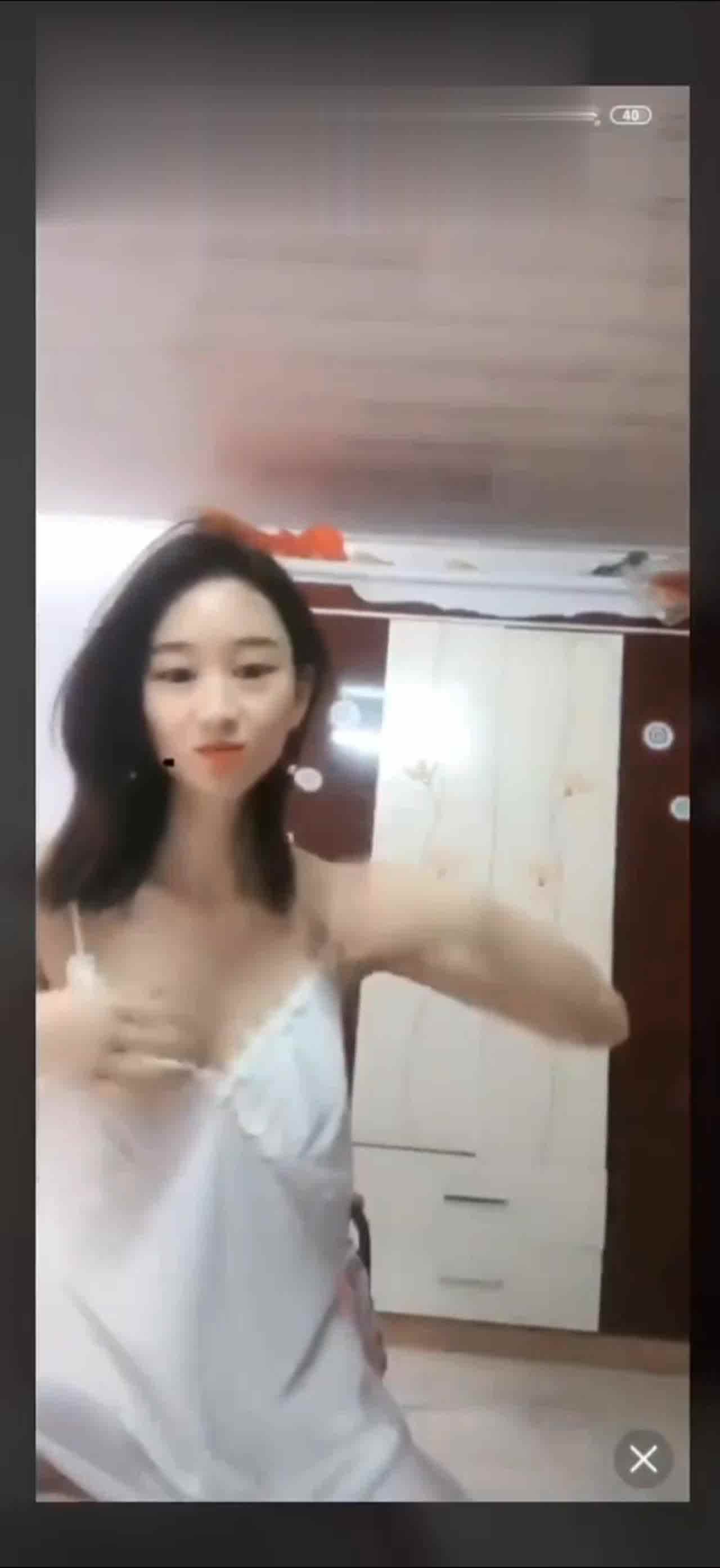  抖音走光系列-故意露奶 的剧照10