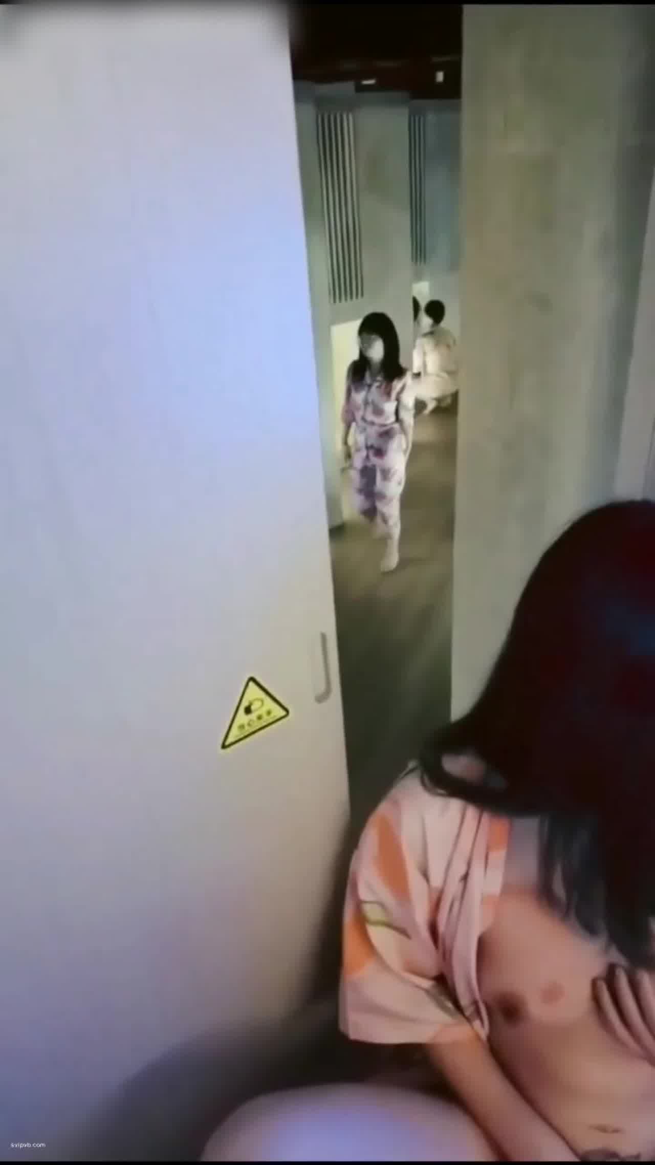  骚女在大众场合自慰 真的是贱女！ 的剧照10