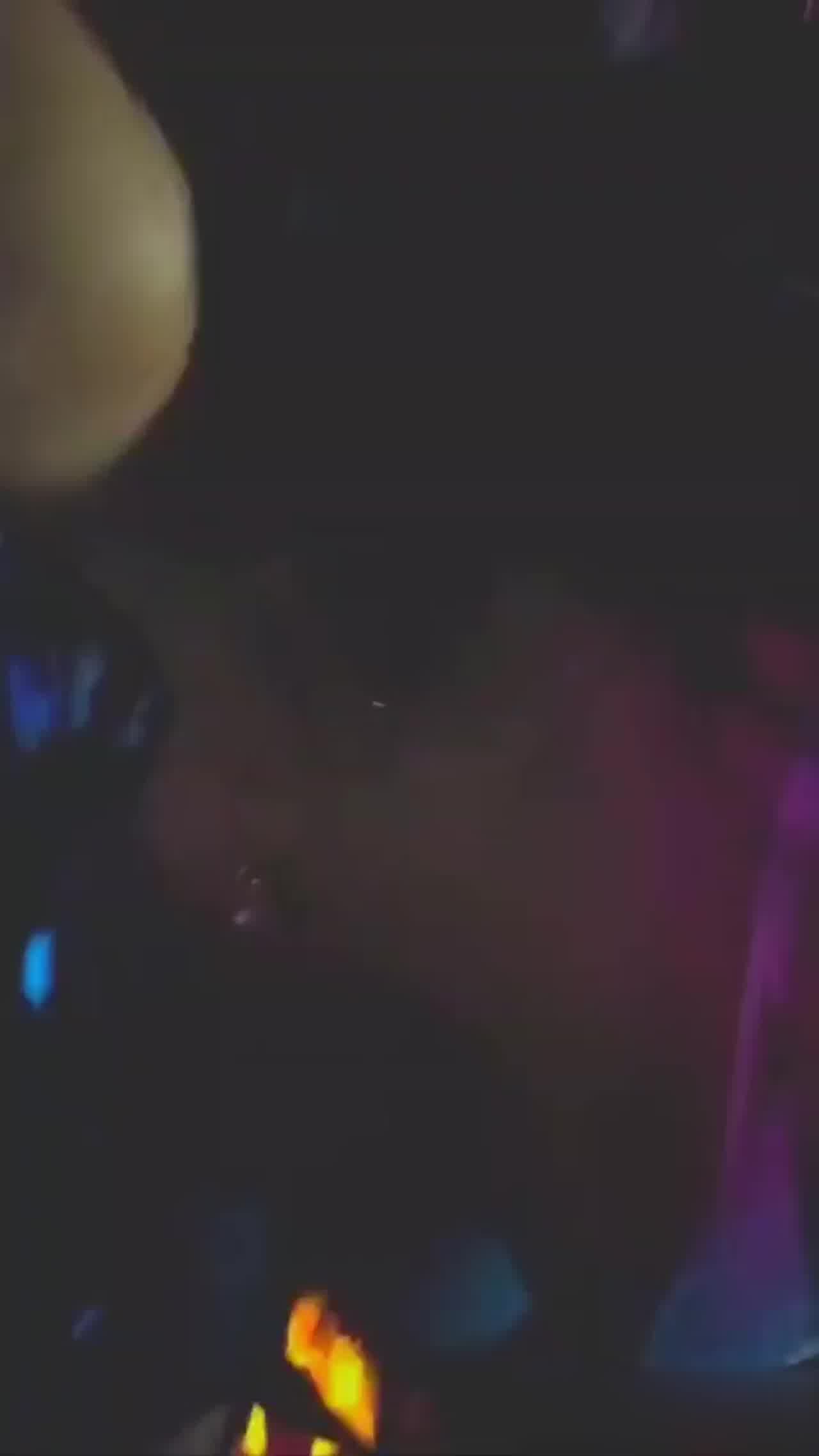  跑去夜店蹦迪泡到妹妹欲火焚身脱光衣服 的剧照8