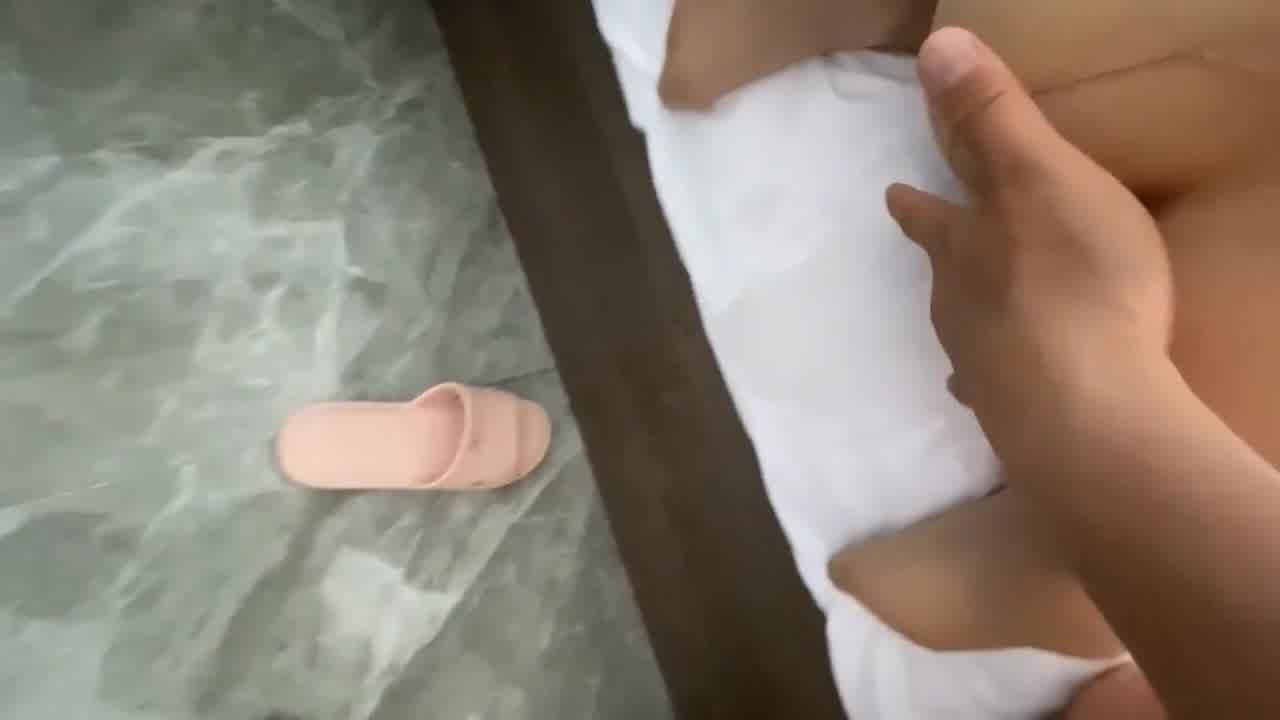  91最猛大神-母狗水多的扣流了一床，内射后精子居然流了出来，直接喂给母狗吞精了 的剧照9