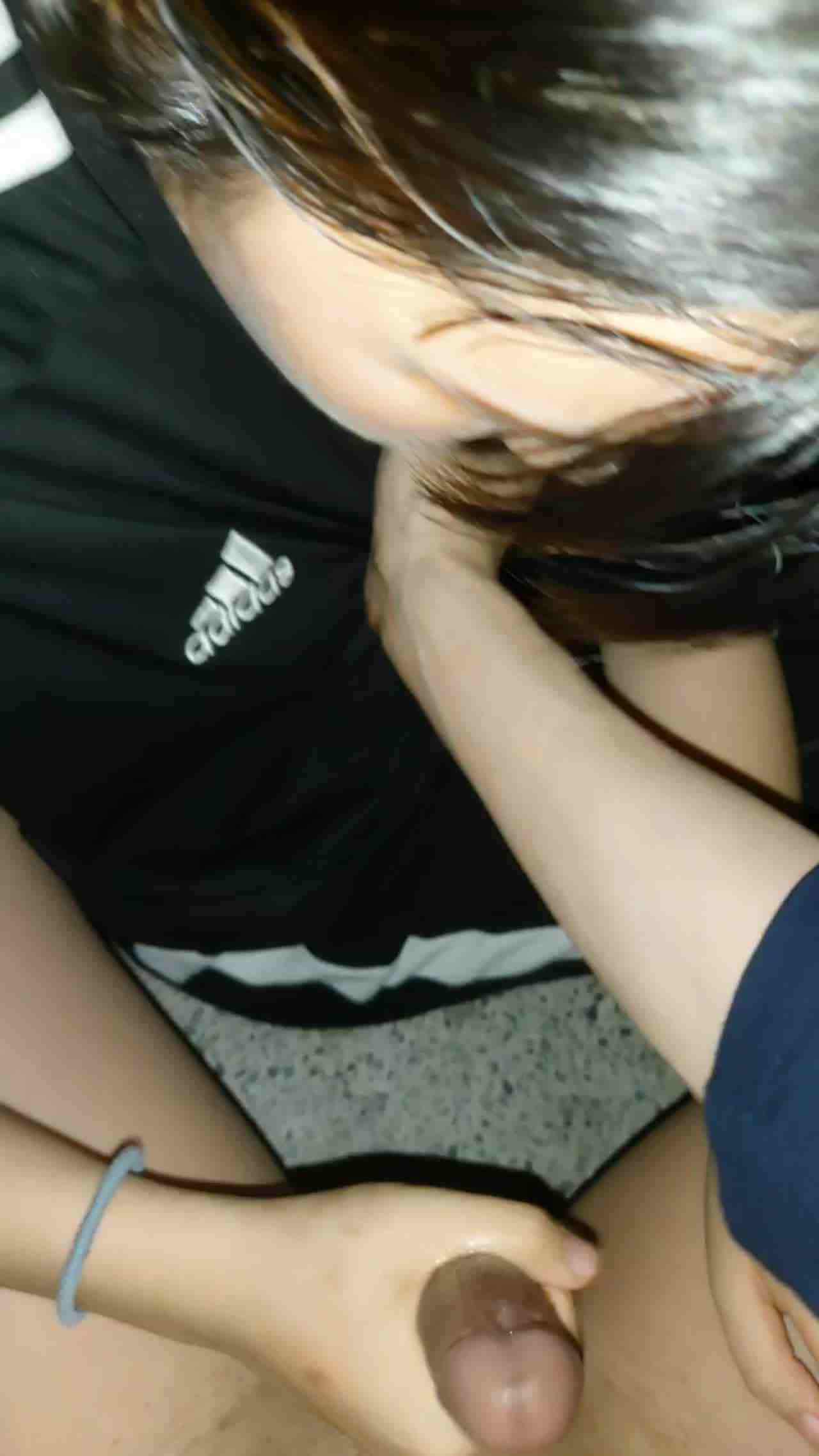  渣男再次约隔壁良家嫩妹楼梯间撸炮 的剧照5