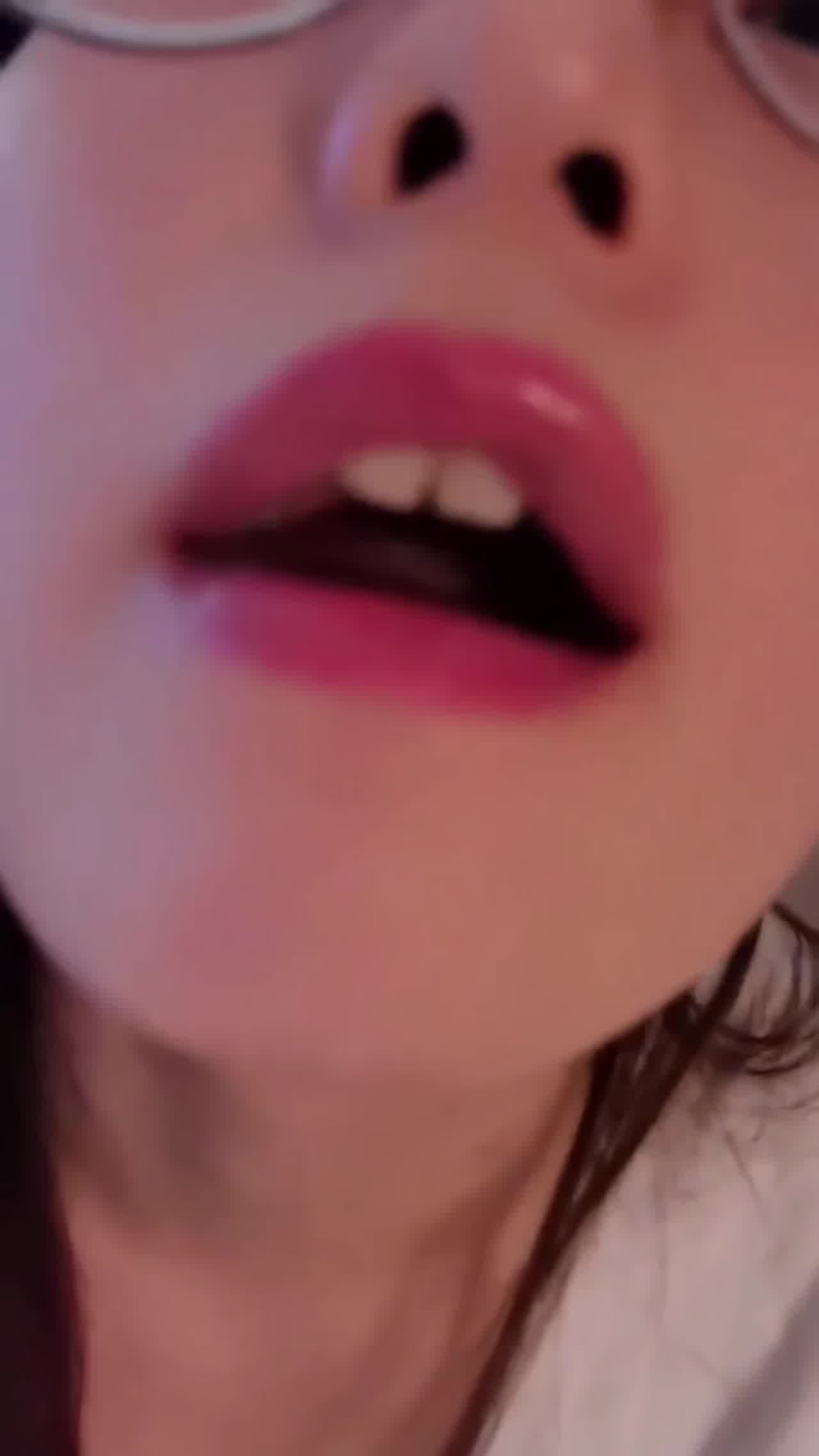  眼镜小姐姐为了拍视频努力吸着鸡巴直到射精 的剧照9