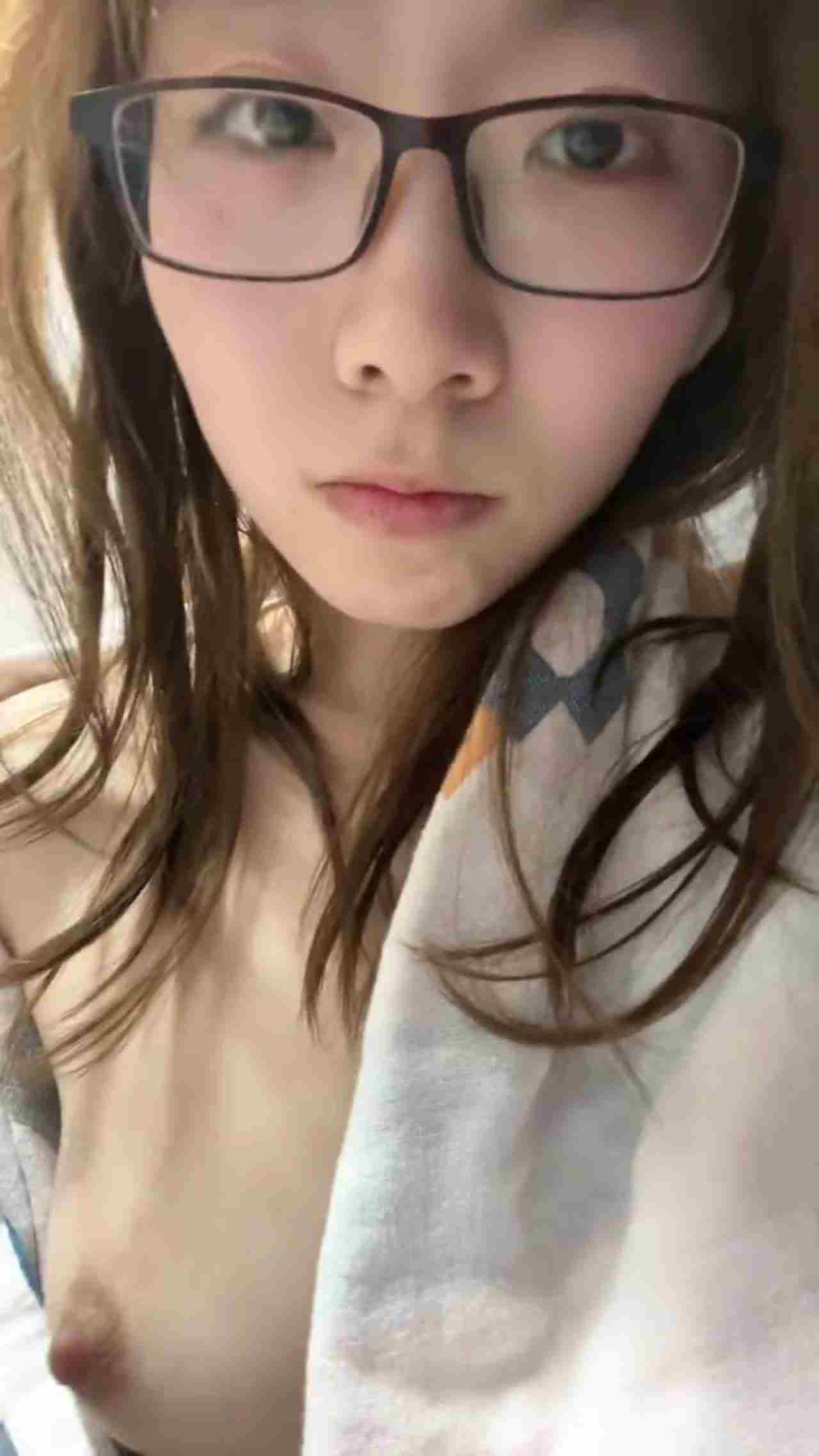  长相清纯的素颜妹子做着淫荡姿势自慰 的剧照8