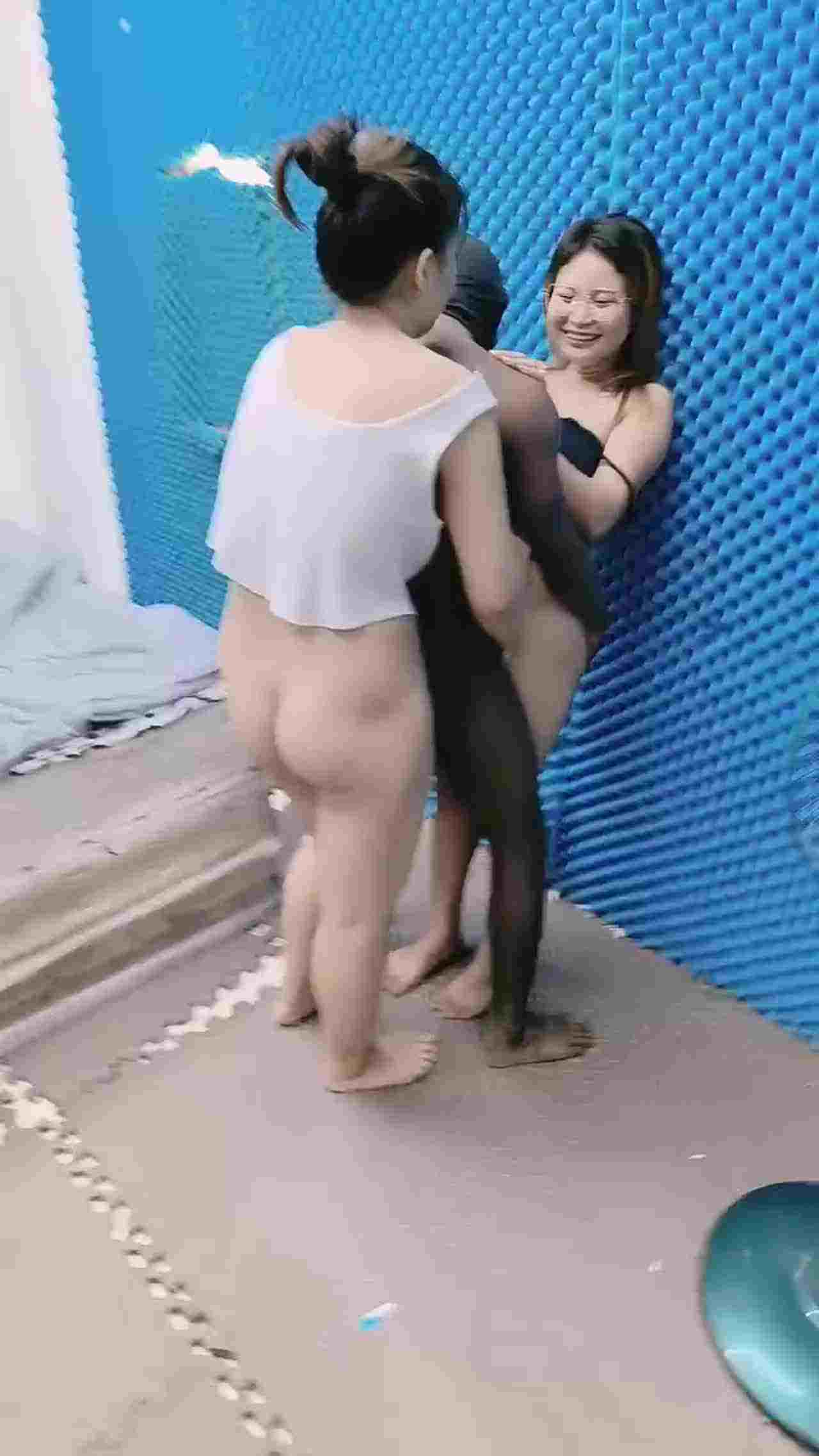  【哪里都是战场，必须操哭才行】妹妹受不了老黑的大屌，被抓住就地猛草，也不管楼道有没有人抱起来就插！ 的剧照8