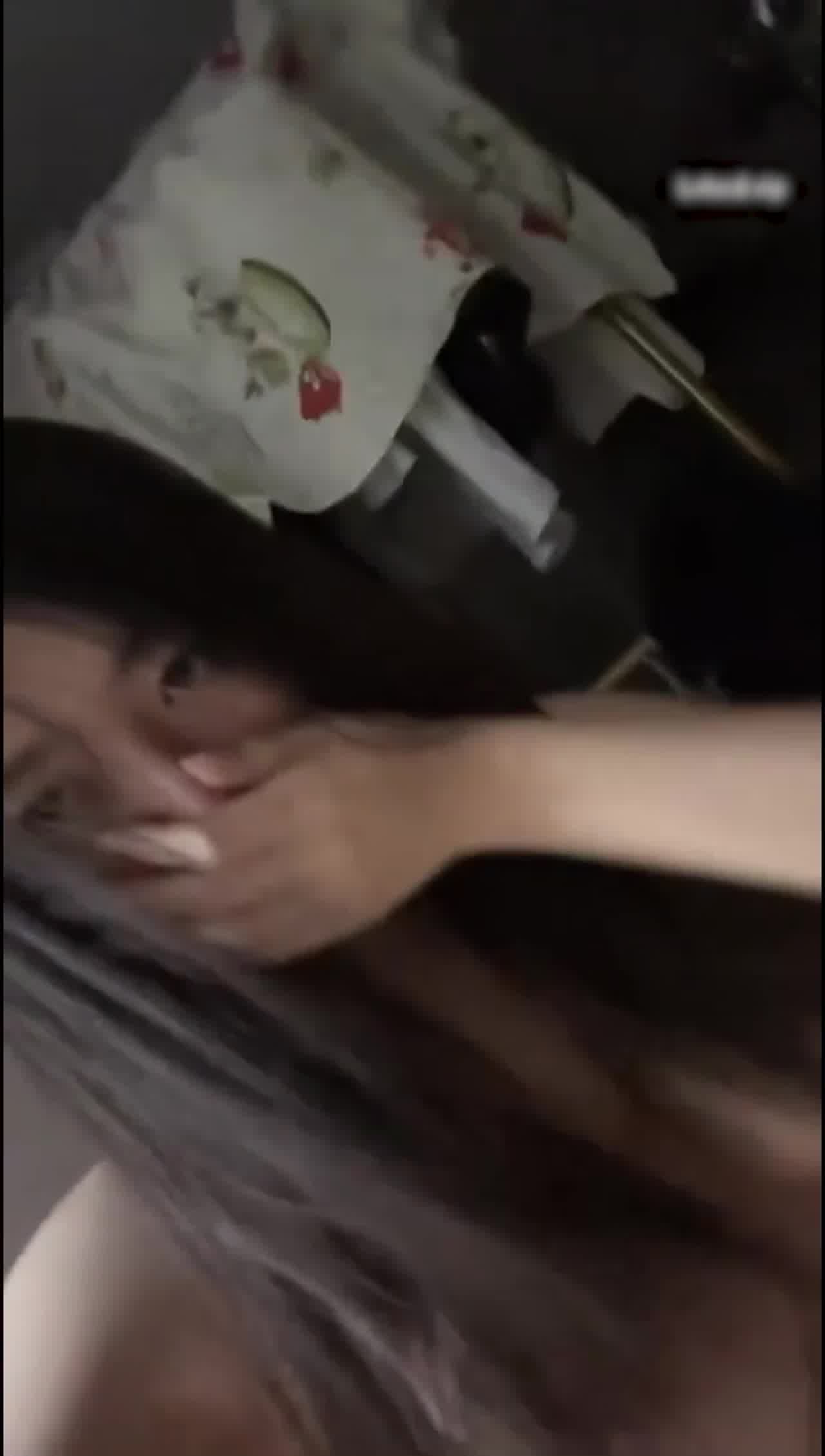  上海大骚货神奶萌，花了六千多就发了两个视频，真够冤大头 的剧照1