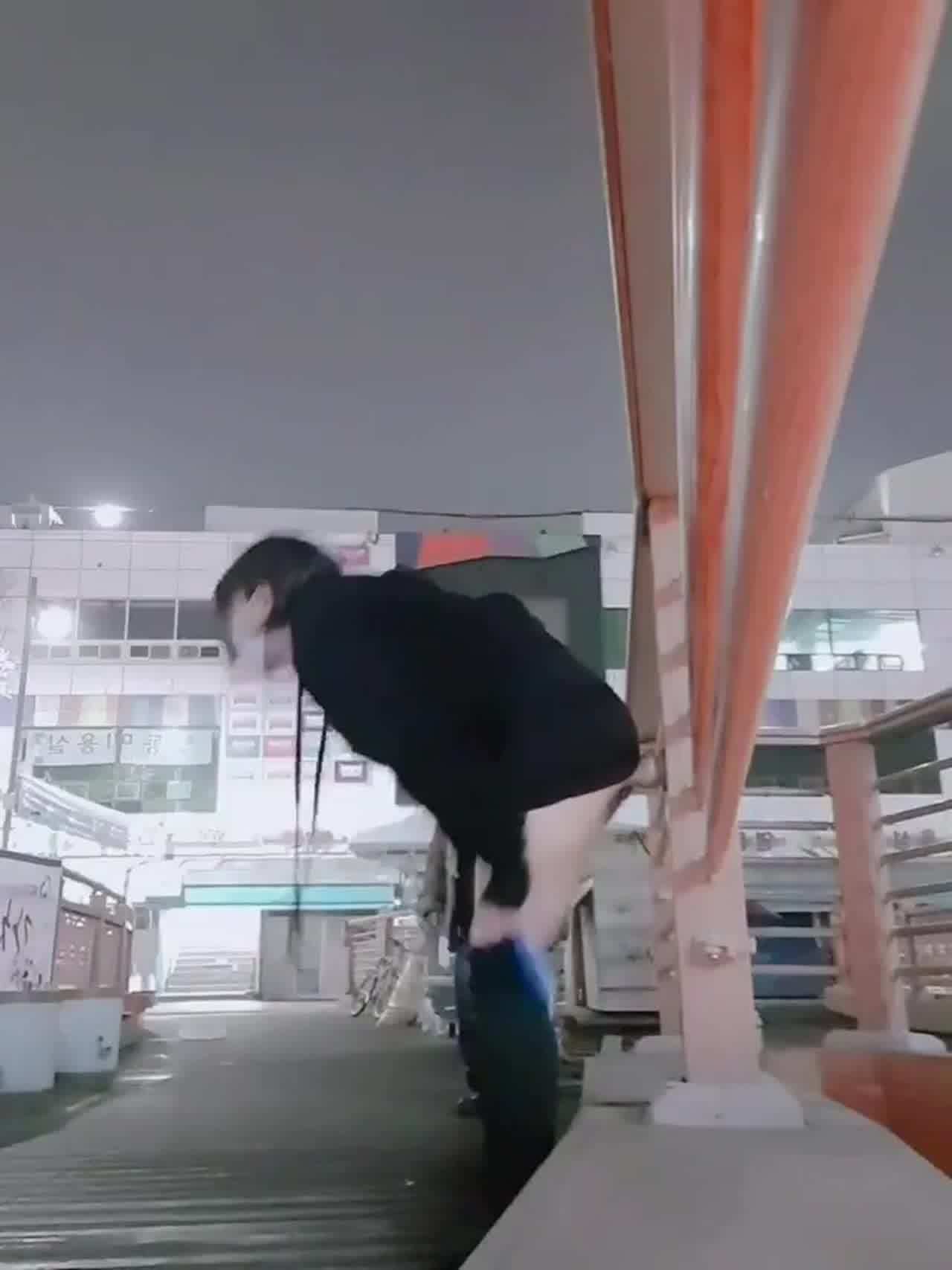  被发现了 韩国小妹野外玩棒 的剧照6