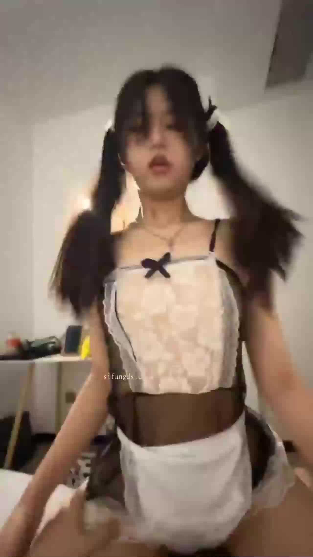  骚货女友身穿女仆装帮双马尾，好清纯 的剧照9