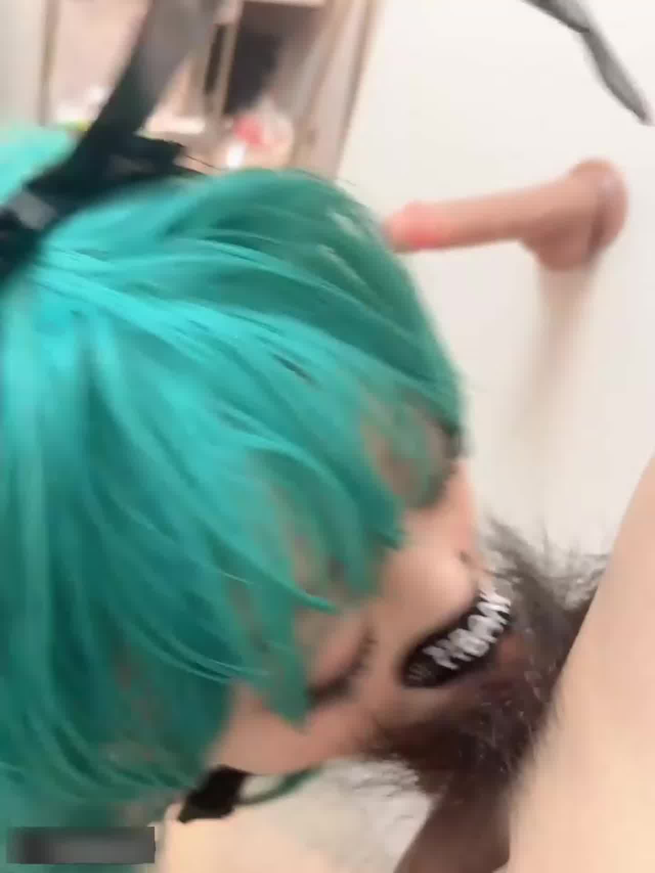  【清纯的脸和高潮的表情，真是让人欲罢不能】刚满18岁就这么骚吗？真假鸡吧同时输出，操到高潮浑身颤抖！ 的剧照9