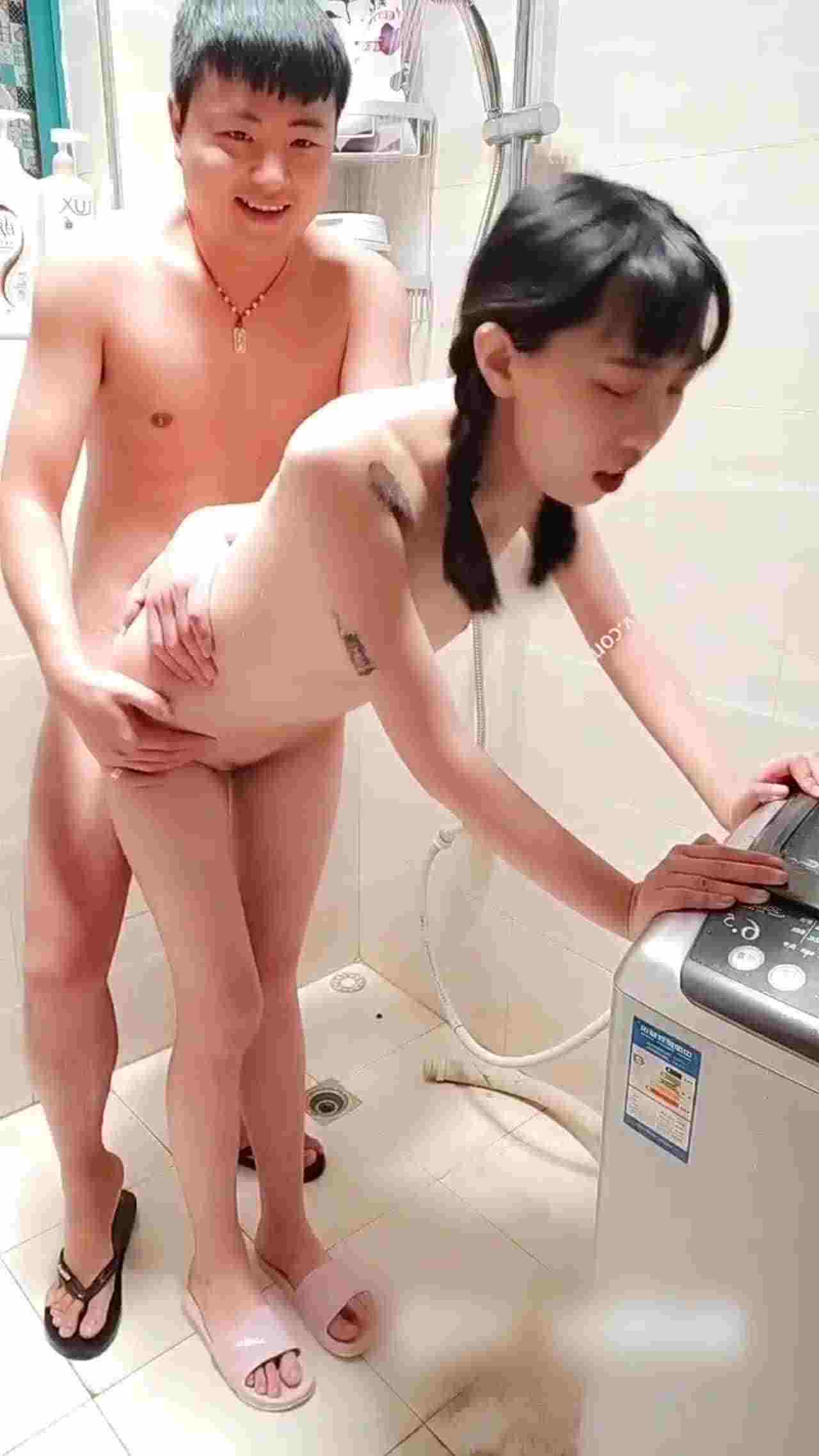  厕所后入眼镜刺青妹逼逼呻吟不断 的剧照1