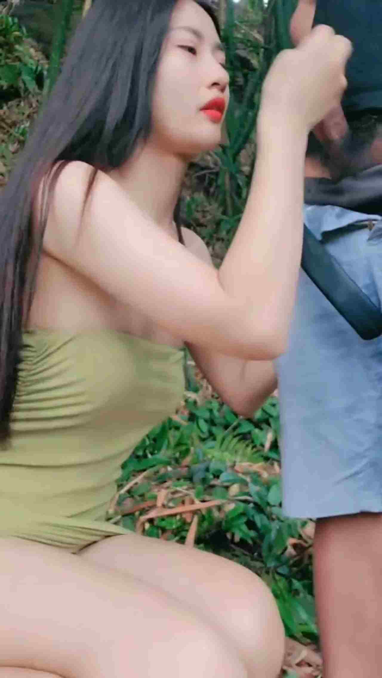  大长腿美女户外勾搭小哥哥野战 带到山上掏出JB深喉口交 翘起屁股站立后入爆艹 的剧照9