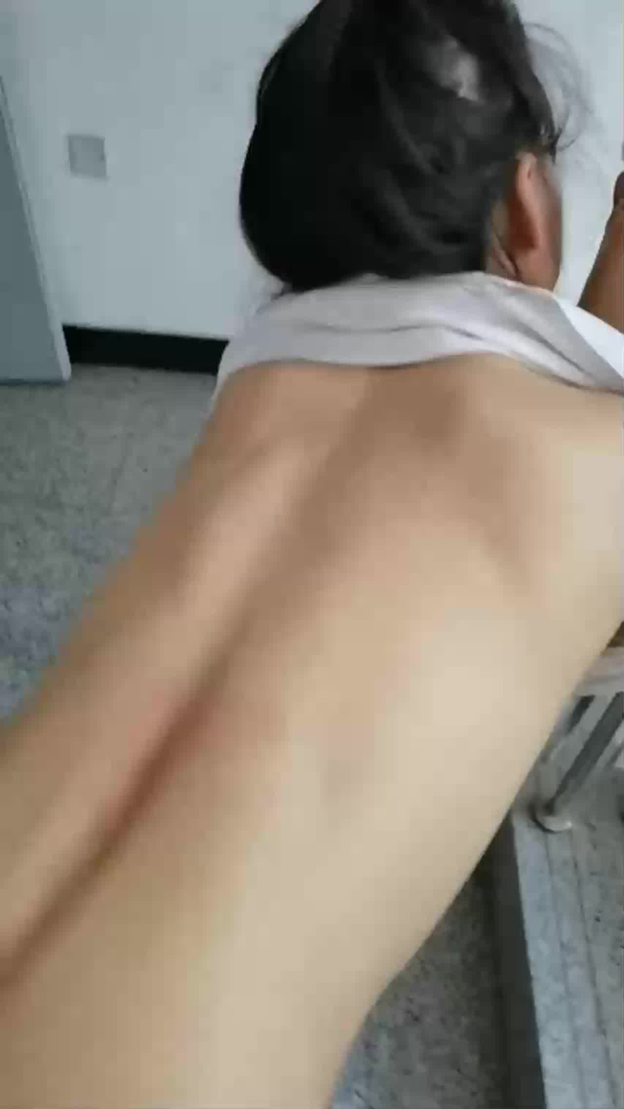  跟乖女儿楼道的一天，有人细细碎碎说话，好害怕被发现！男：舒服吗，舒不舒服。女：啊啊啊啊啊嗯舒服。 的剧照1