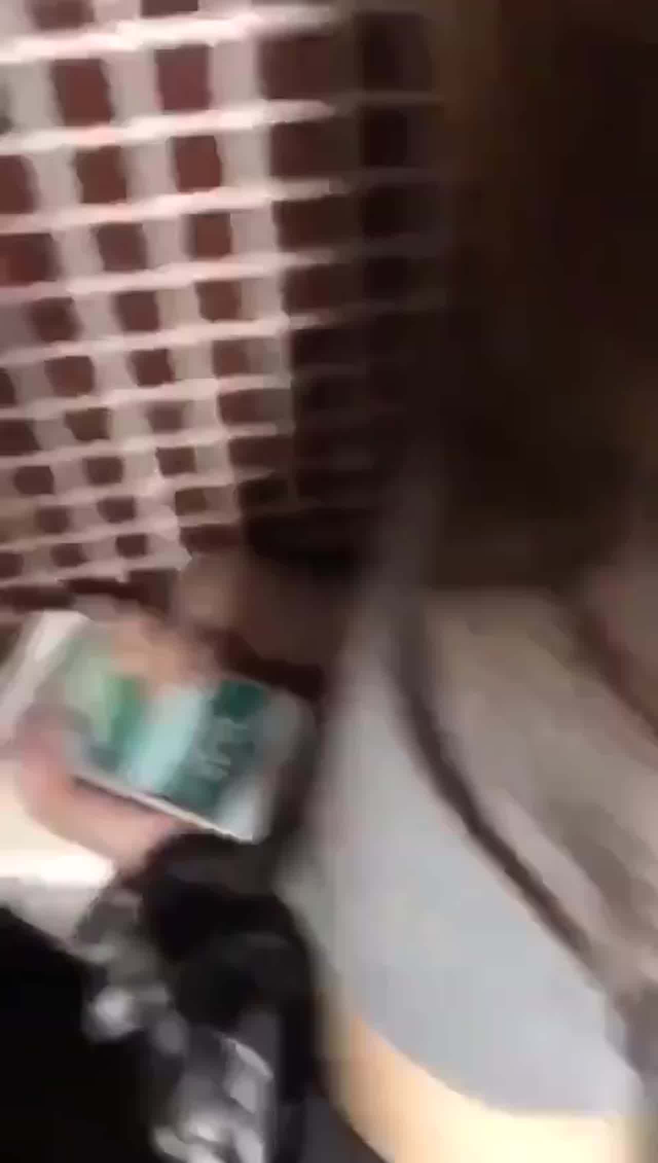  灌醉KTV陪唱小姐姐，拉到厕所给我口完喝尿 的剧照1