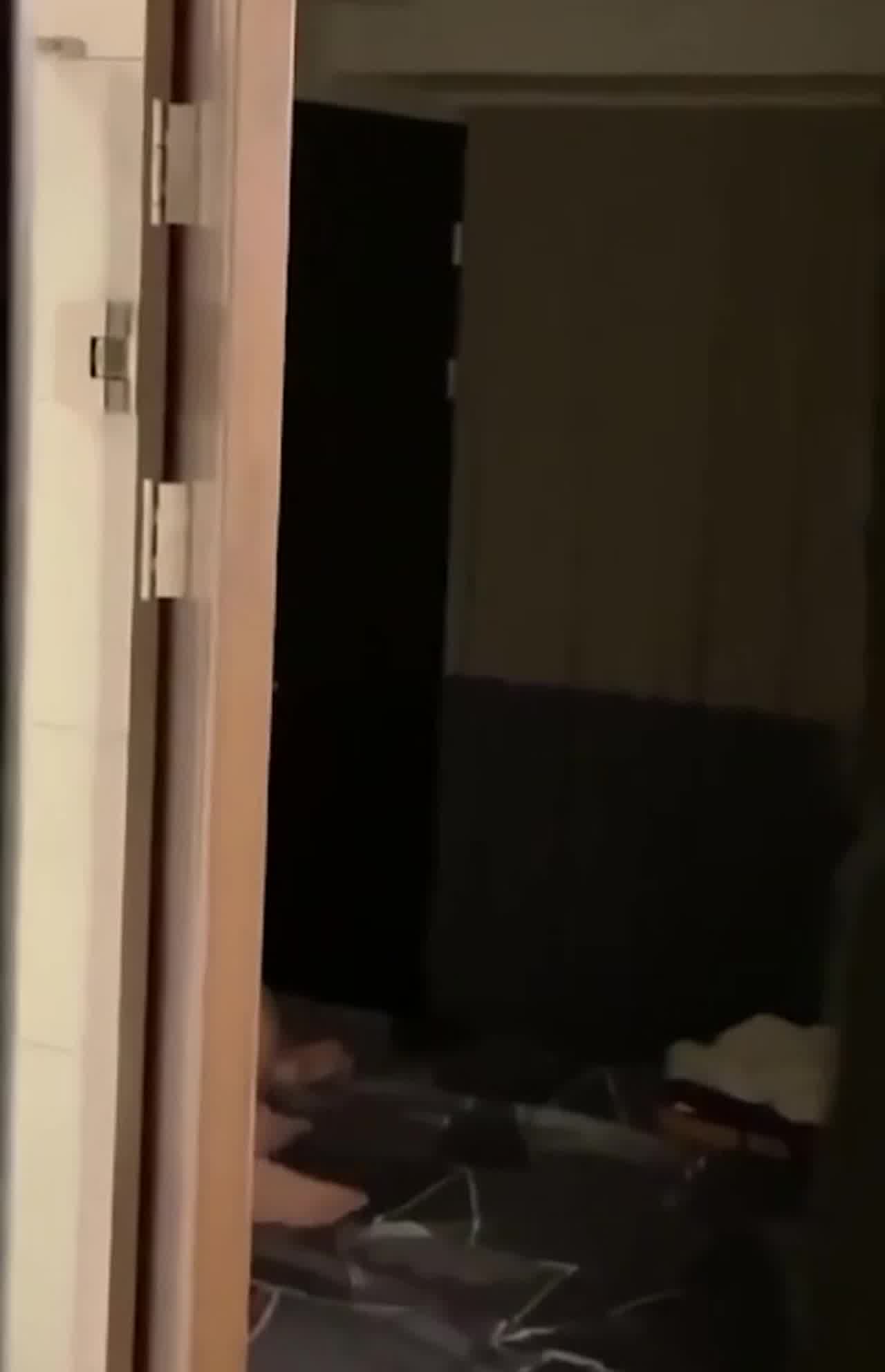  室友悄悄的回家却还是浑然不自知被录下来了 的剧照4