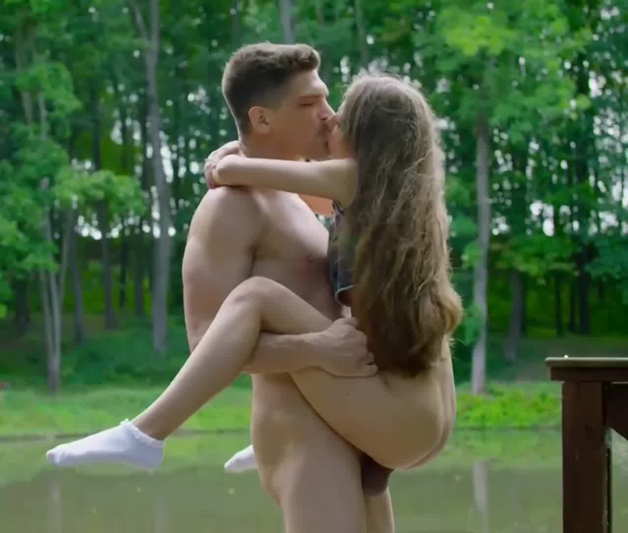  巨棒男奋力捅进软妹纸的逼 的剧照3