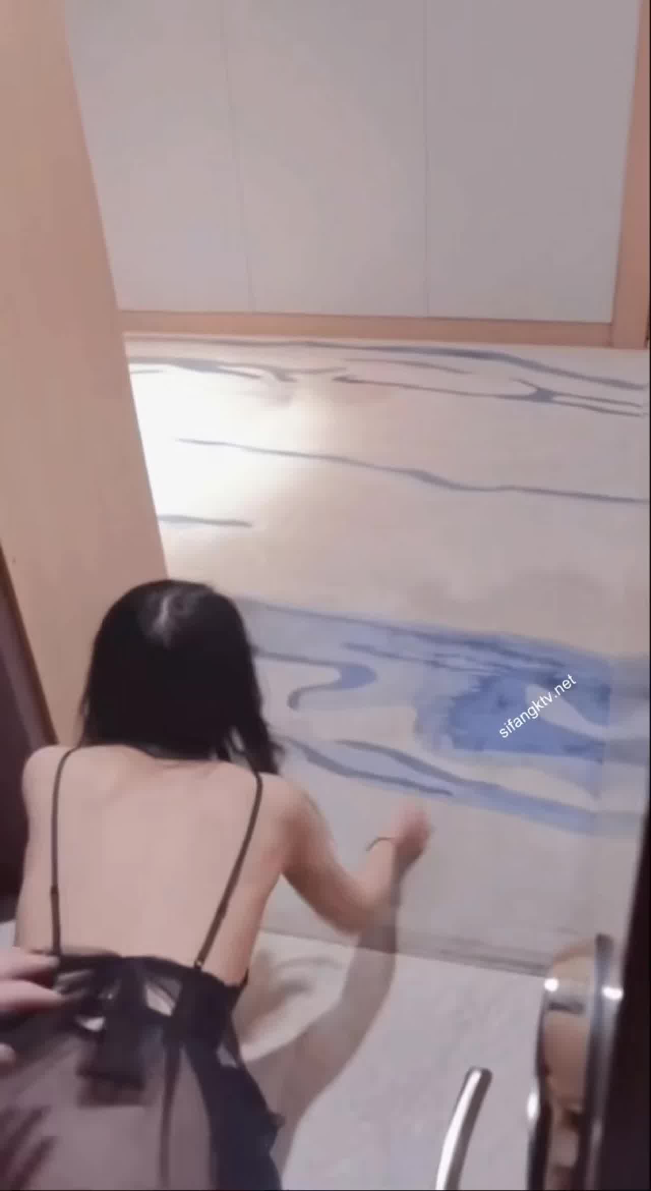  骚母狗诱惑操逼情趣黑丝酒店露出啪啪啪 的剧照6