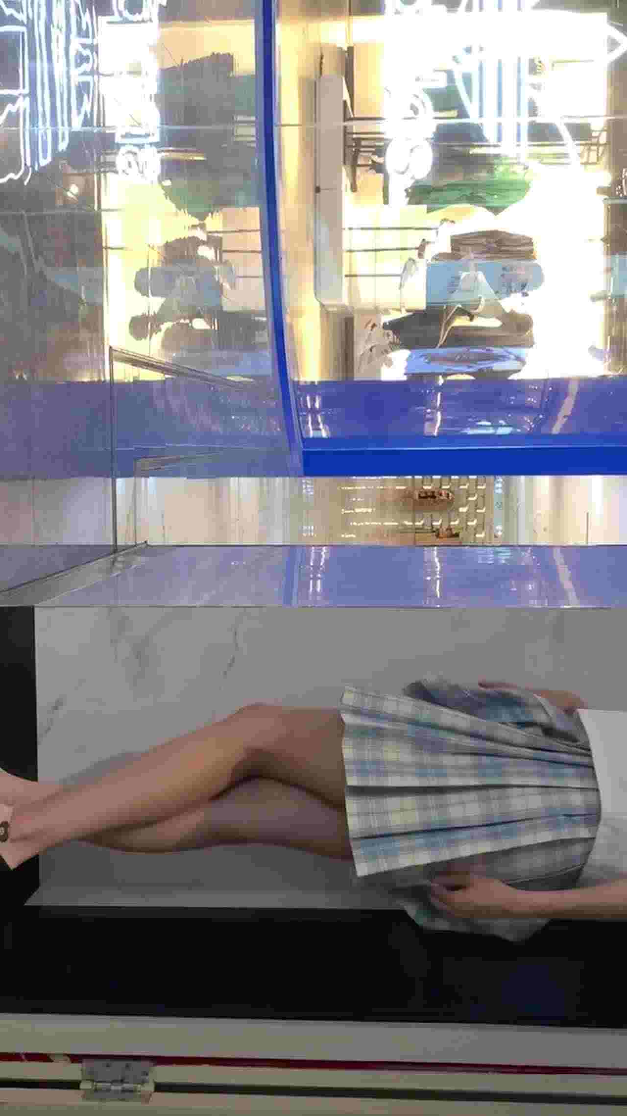  网红人妻一口一个湘湘子 - 商场露出小毛逼 的剧照2