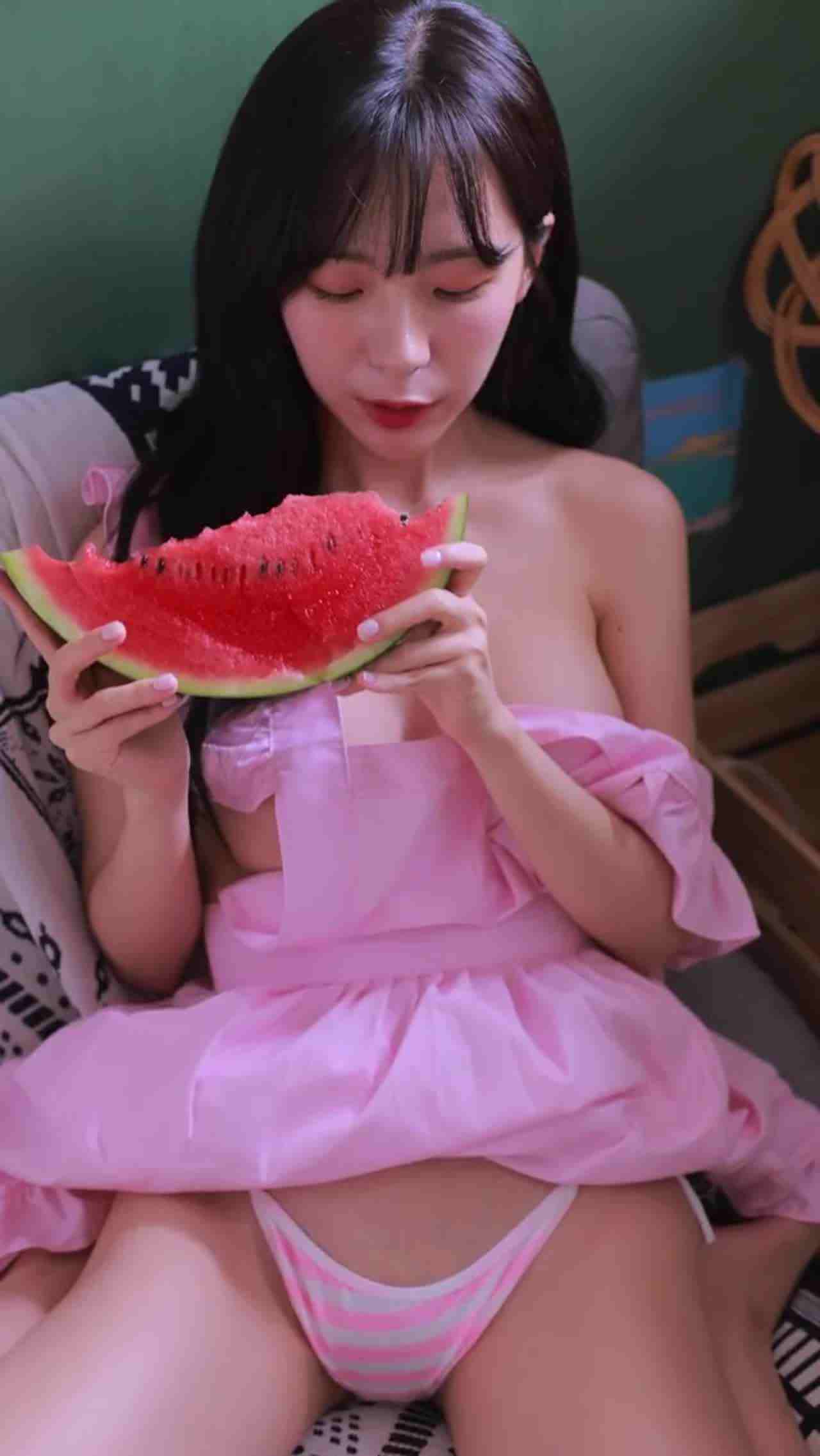  前方核能！极萌yoona吃西瓜超诱人 的剧照4