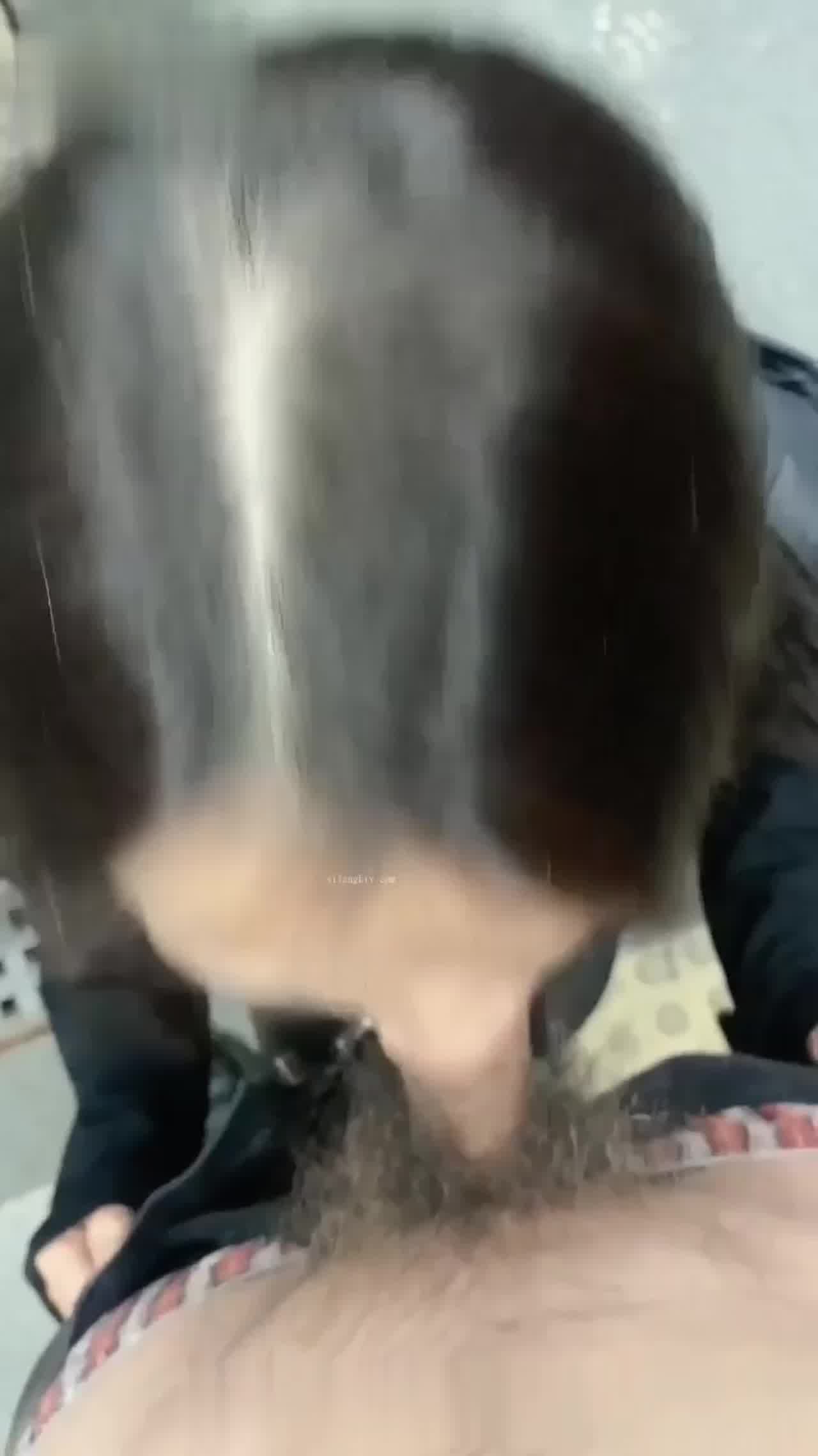  户外商场地铁口大胆操逼口交 的剧照1